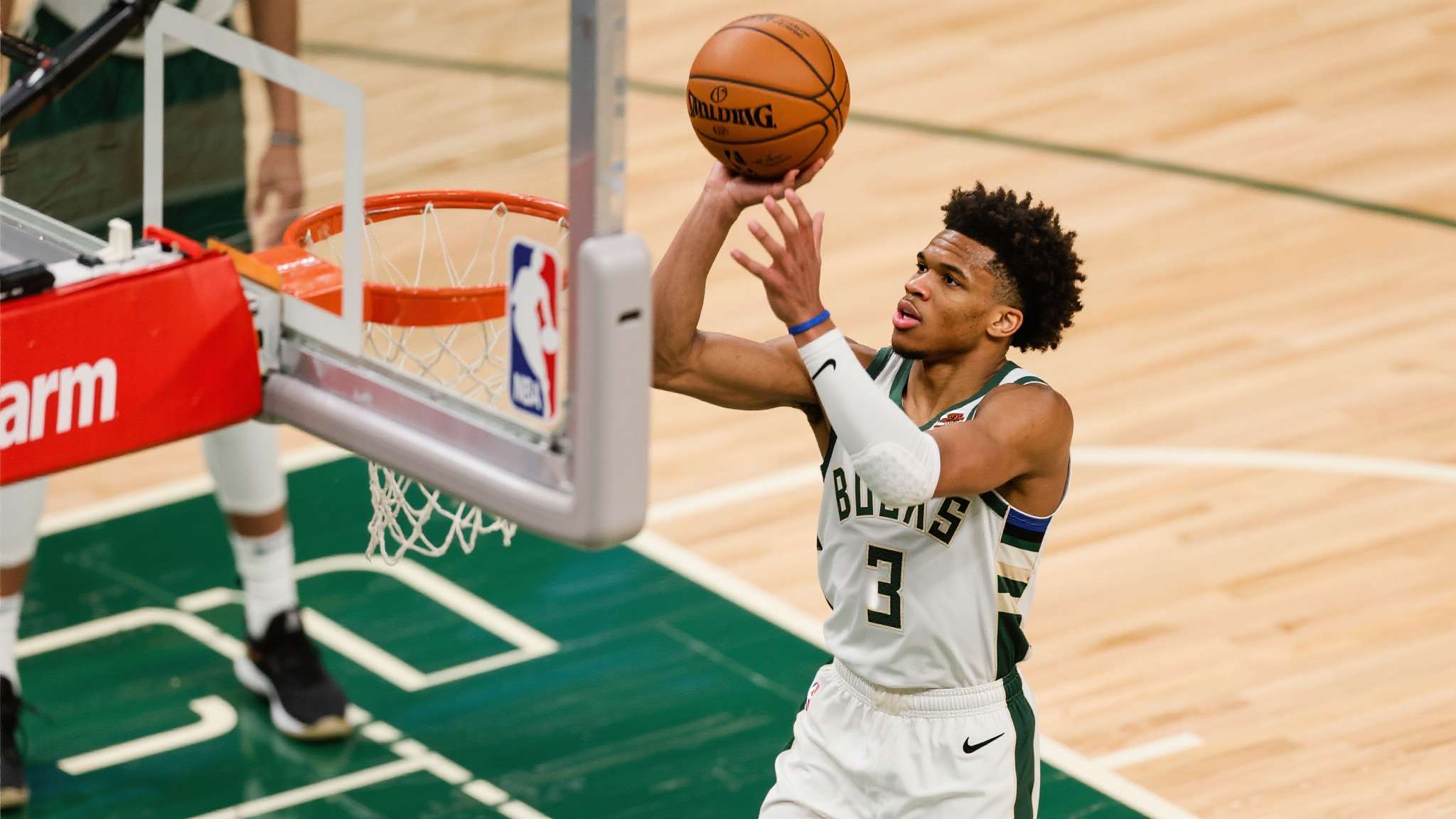 克努佩尔成NBA历史最年轻的单赛季至少命中250记三分的球员 克努佩尔成NBA历史最年轻的单赛季至少命中250记三分的球员