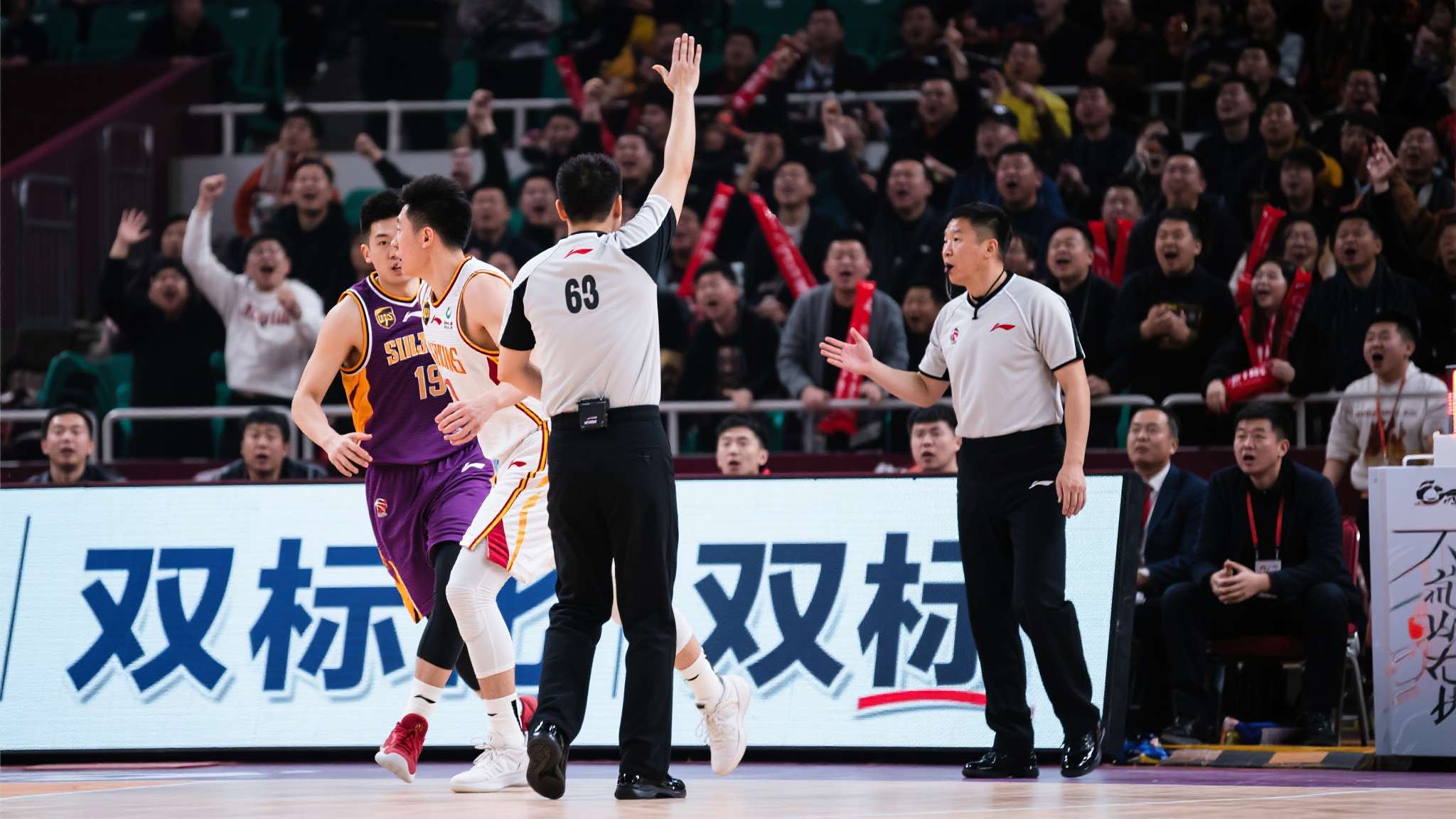 1-1！卫冕冠军拒绝出局 山西男篮主场球迷不满吹罚，怒斥裁判